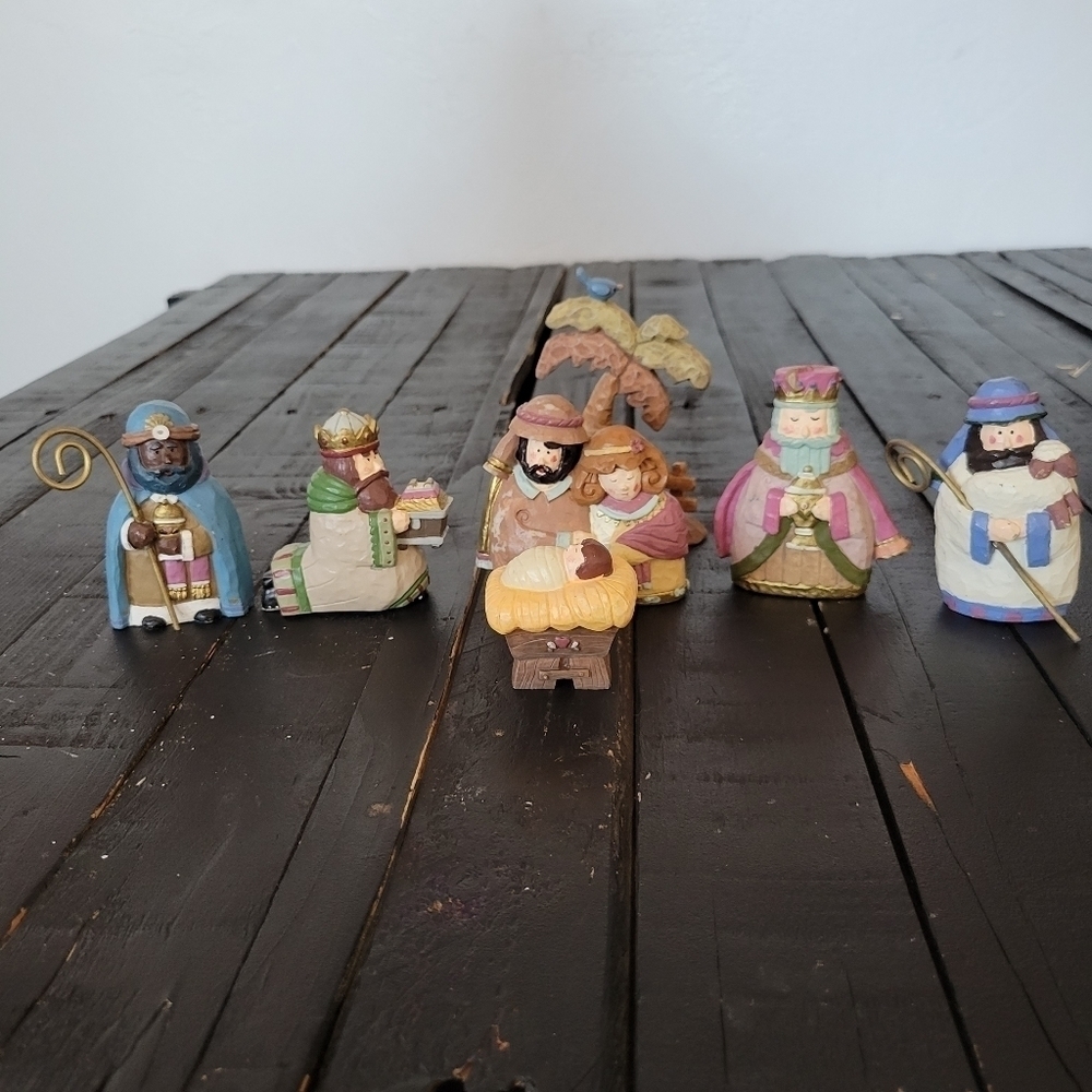 Nativity Set 7 Pieces Palm Tree Baby in a Manger Colorful Shepherd Jesus Mary